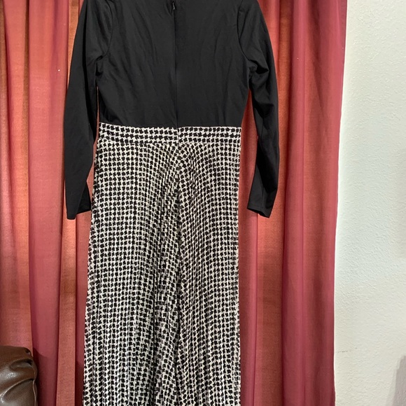 Ann Taylor size 6, black and white pleated lower, great shape - Picture 2 of 4